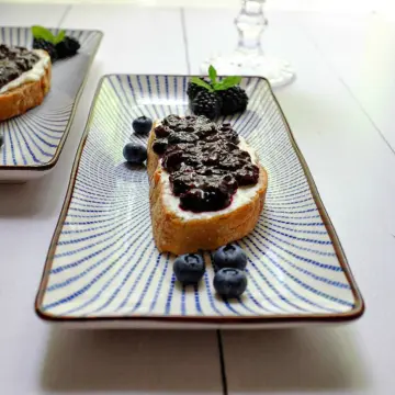 Dieses leckere Schnittchen versüßt jedes Frühstück: Schnelle selbstgemachte Marmelade trifft auf Frischkäse und leckerem Brot.