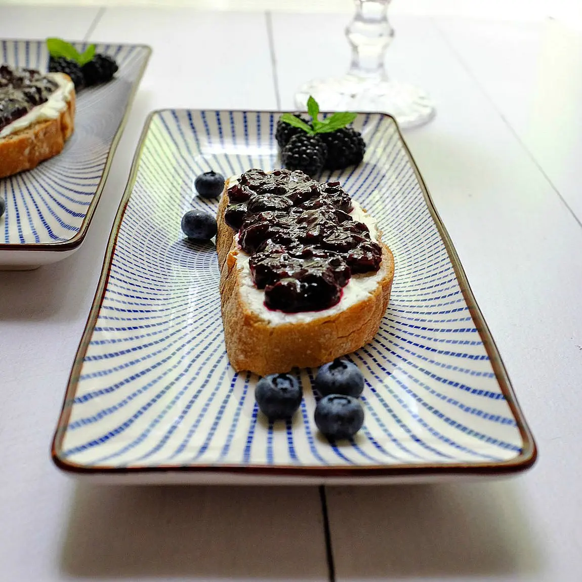 Dieses leckere Schnittchen versüßt jedes Frühstück: Schnelle selbstgemachte Marmelade trifft auf Frischkäse und leckerem Brot.