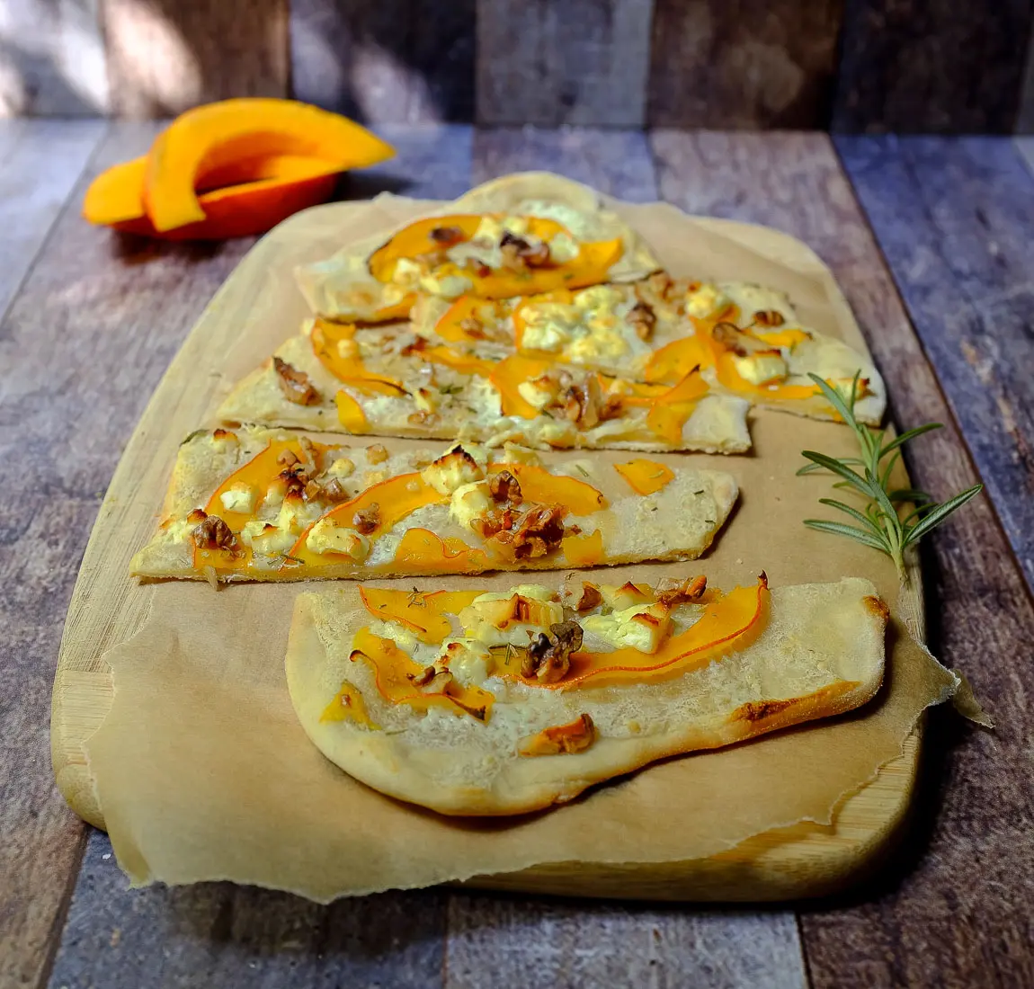 Feierabendküche auf französisch: Kürbis-Flammkuchen mit Feta. In weniger als 30 Minuten zaubert ihr diesen leckeren Flammkuchen auf den Tisch.