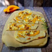 Feierabendküche auf französisch: Kürbis-Flammkuchen mit Feta. In weniger als 30 Minuten zaubert ihr diesen leckeren Flammkuchen auf den Tisch.