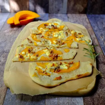 Feierabendküche auf französisch: Kürbis-Flammkuchen mit Feta. In weniger als 30 Minuten zaubert ihr diesen leckeren Flammkuchen auf den Tisch.