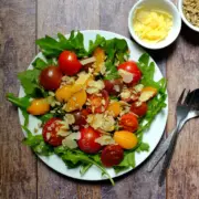 Dieser 15 - Minuten-Salat mit karamellisierten Tomaten, Rucola und Parmesan ist ein aromatischer Gaumenschmaus. Weniger Aufwand - tolles Ergebnis.