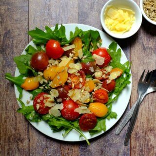 Dieser 15 - Minuten-Salat mit karamellisierten Tomaten, Rucola und Parmesan ist ein aromatischer Gaumenschmaus. Weniger Aufwand - tolles Ergebnis.