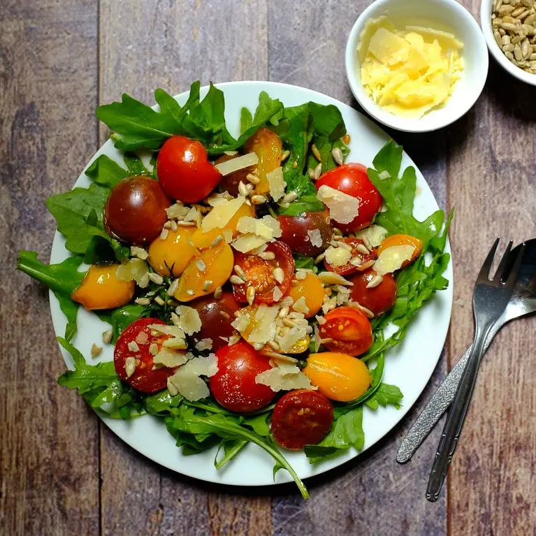 Dieser 15 - Minuten-Salat mit karamellisierten Tomaten, Rucola und Parmesan ist ein aromatischer Gaumenschmaus. Weniger Aufwand - tolles Ergebnis.