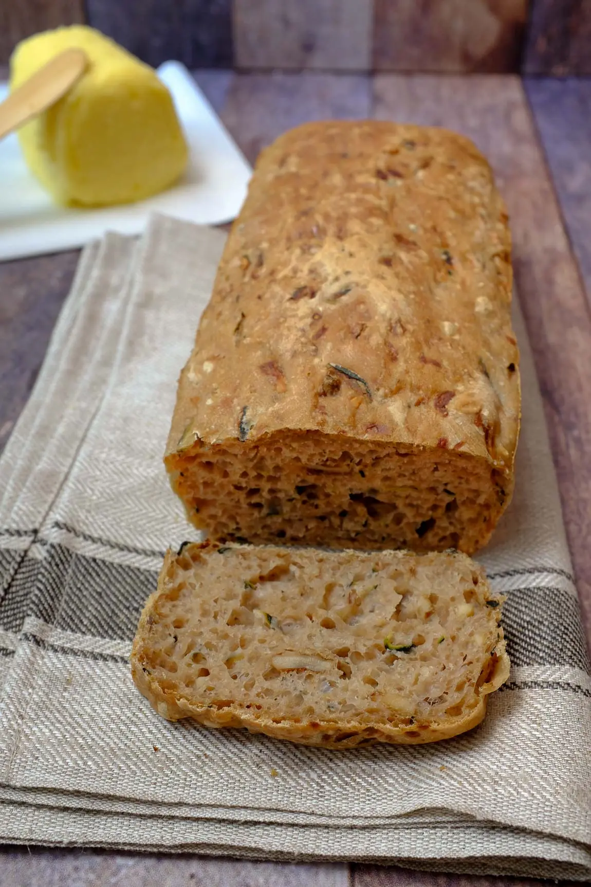 Dieses Zucchini-Walnuss-Brot ist eine tolle Abwechslung in der Brotauswahl. Durch die Zucchini und die Nüsse bleibt es lange frisch.