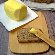 Dieses Zucchini-Walnuss-Brot ist eine tolle Abwechslung in der Brotauswahl. Durch die Zucchini und die Nüsse bleibt es lange frisch und lecker.