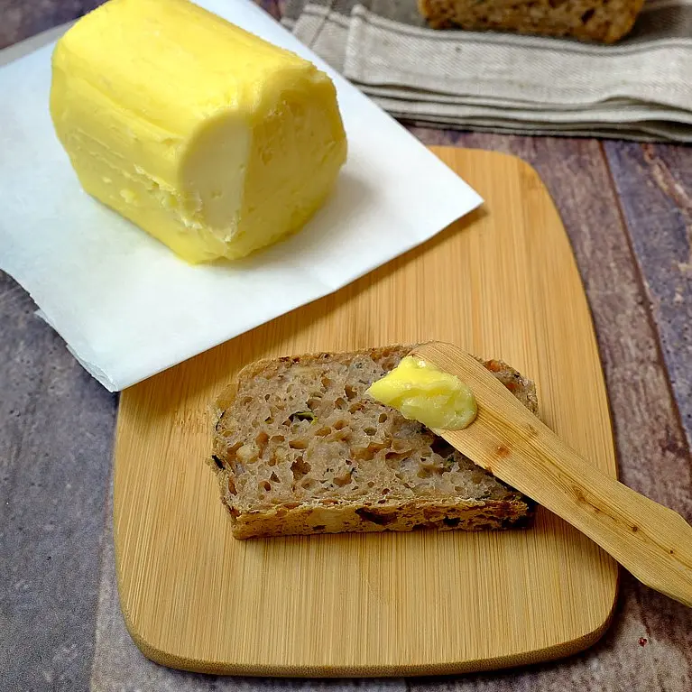 Dieses Zucchini-Walnuss-Brot ist eine tolle Abwechslung in der Brotauswahl. Durch die Zucchini und die Nüsse bleibt es lange frisch und lecker.