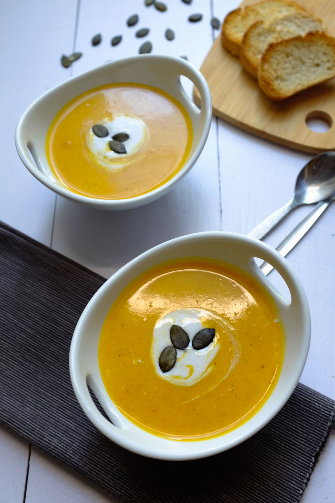 Diese schnelle Hokkaido-Kokos-Suppe ist wunderbar cremig und steckt voller toller Aromen. Nur 7 Zutaten und 30 Minuten Zubereitungszeit macht diese Suppe zu einem tollen Gericht an einem windigen Herbsttag.