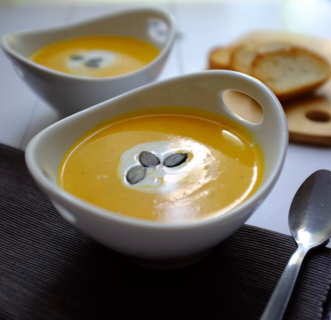 Diese schnelle Hokkaido-Kokos-Suppe ist wunderbar cremig und steckt voller toller Aromen. Nur 7 Zutaten und 30 Minuten Zubereitungszeit macht diese Suppe zu einem tollen Gericht an einem windigen Herbsttag.