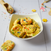 Diese schnellen Mini-Mürbeteigkekse (auch als Funfetti-Bites bekannt) sind super einfach gemacht und bringen kleine und große Augen zum Strahlen.