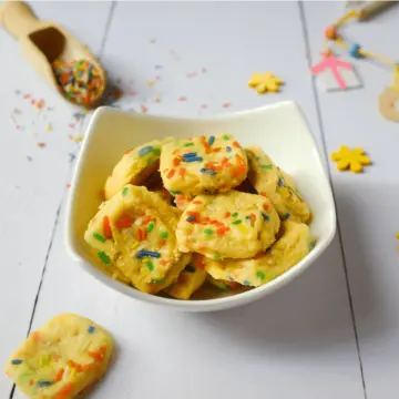 Diese schnellen Mini-Mürbeteigkekse (auch als Funfetti-Bites bekannt) sind super einfach gemacht und bringen kleine und große Augen zum Strahlen.