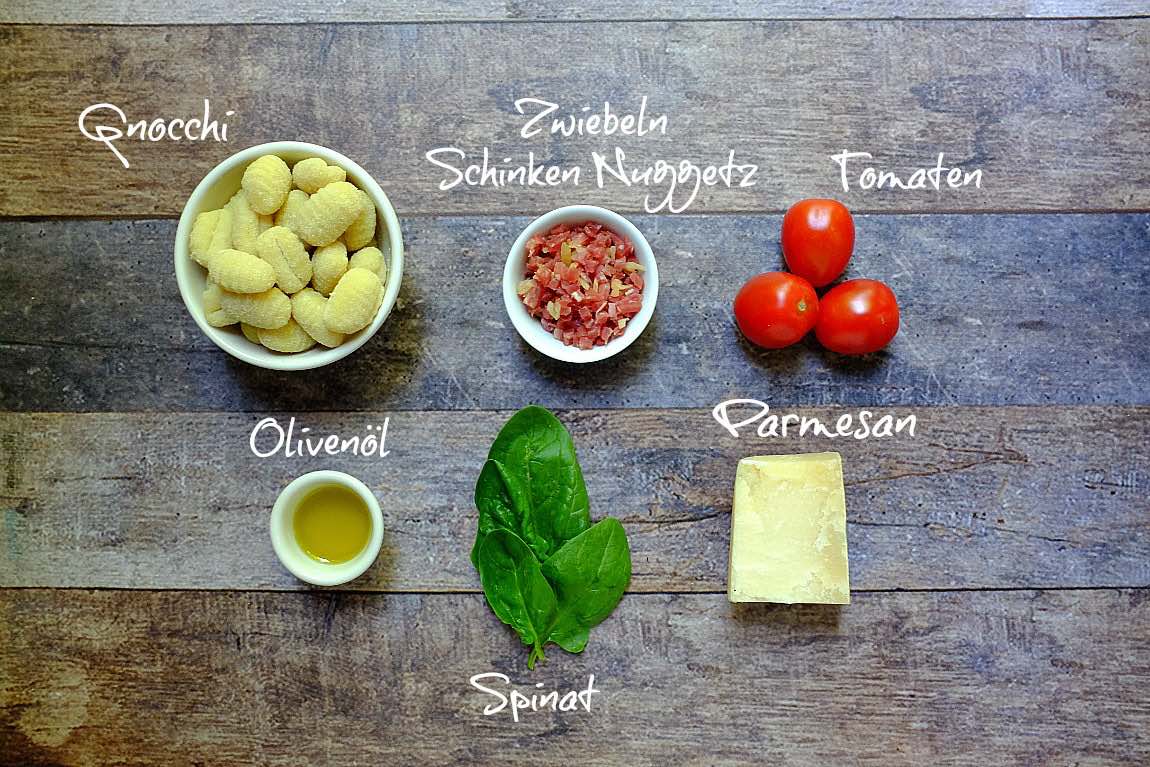 Ein tolles Feierabendgericht: 15 Minuten Gnocchis mit Zwiebel Schinken Nuggets, Spinat und Parmesan. Nur 5 Zutaten, aber trotzdem ein Geschmackserlebnis. Köstlich!