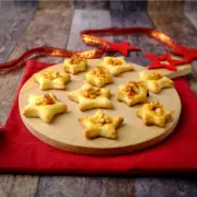 Salz auf Süßem? Ja, bitte. Diese Cashew-Karamell Sterne mit etwas Salz geben den Keksen eine ganz besondere Note.