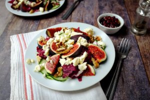 Ein wunderbarer Salat für die kalten Tage: Feigensalat mit Feta, Walnüssen und einem fruchtigen Granatapfeldressing. Schnell und einfach zubereitet. Ein kleiner Vitaminboost im Winter