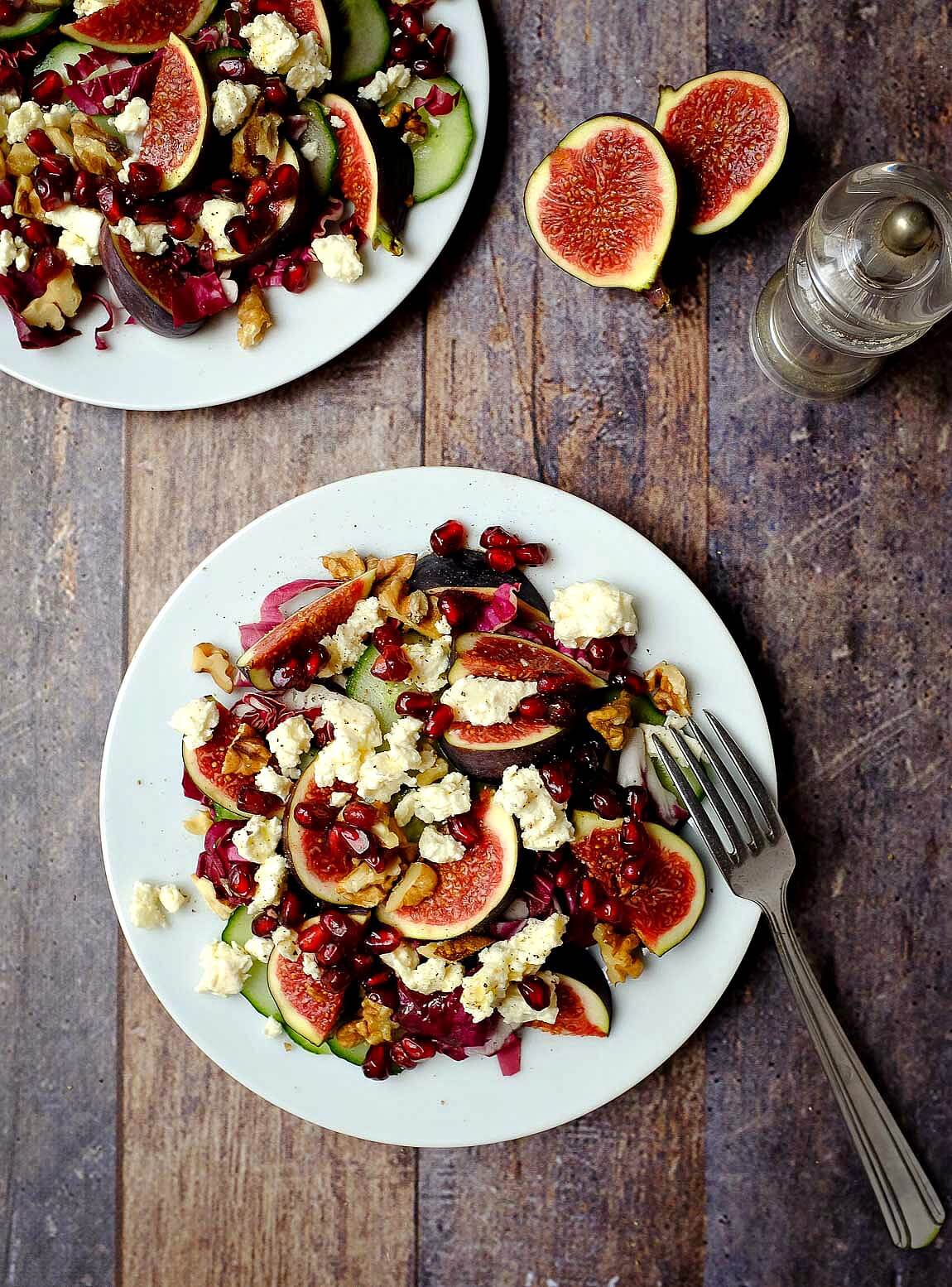 Ein wunderbarer Salat für die kalten Tage: Feigensalat mit Feta, Walnüssen und einem fruchtigen Granatapfel-Dressing. Schnell und einfach zubereitet. Ein kleiner Vitaminboost im Winter