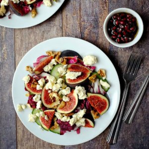Ein wunderbarer Salat für die kalten Tage: Feigensalat mit Feta, Walnüssen und einem fruchtigen Granatapfeldressing. Schnell und einfach zubereitet. Ein kleiner Vitaminboost im Winter