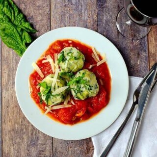 Holt euch ein Stück Italien nach Hause: Spinat-Ricotta-Klöße in einer Tomaten-Sugo.