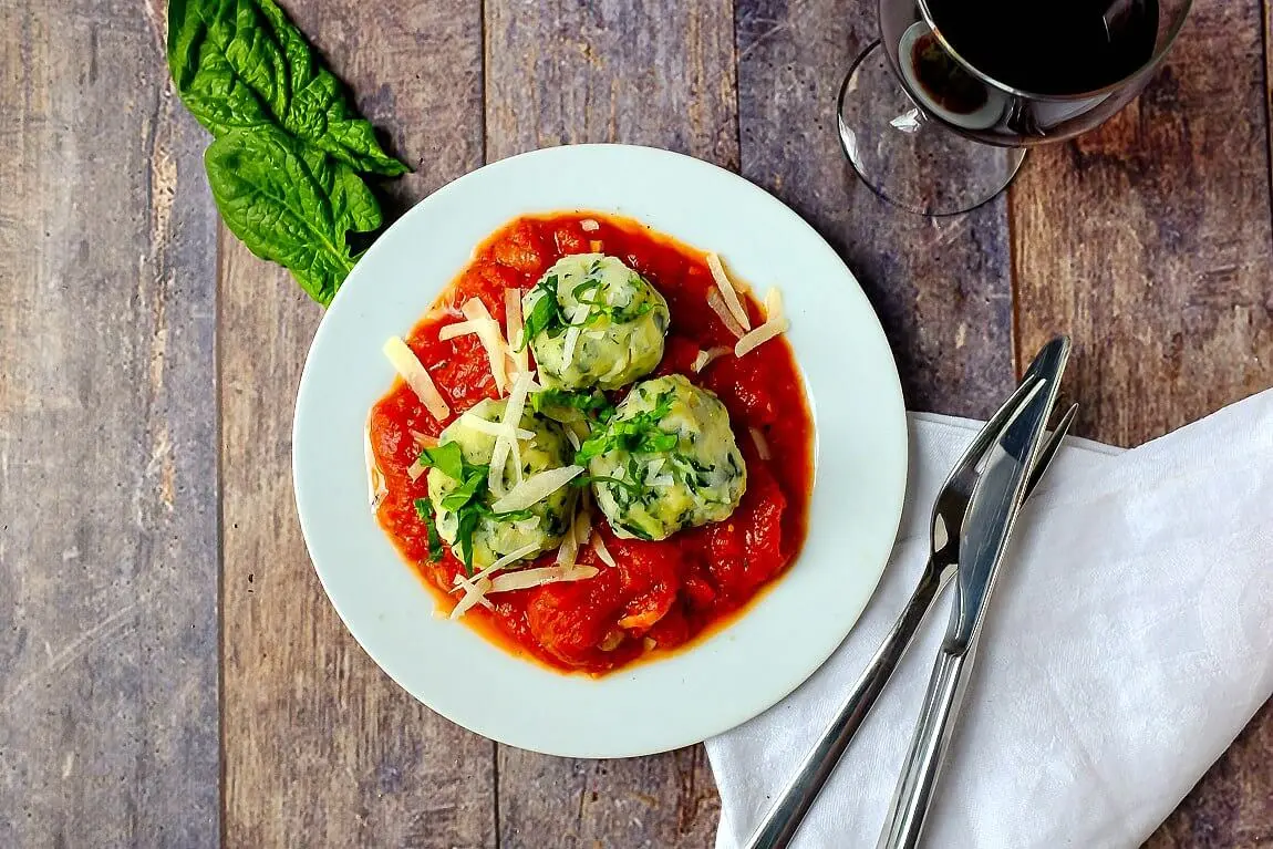 Holt euch ein Stück Italien nach Hause: Spinat-Ricotta-Klöße in einer Tomaten-Sugo.