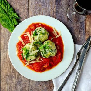 Holt euch ein Stück Italien nach Hause: Spinat-Ricotta-Klöße in einer Tomaten-Sugo.