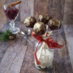 Diese Lebkuchen Cake-Pops sind schnell gezaubert, schmecken nach Weihnachten und sehen hübsch aus.