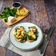 Dieses leckere Apfel-Walnuss-Käsebrot steht in 10 Minuten auf dem Tisch. Ein tolles schnelles Mittag- oder Abendessen.