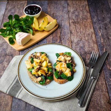 Dieses leckere Apfel-Walnuss-Käsebrot steht in 10 Minuten auf dem Tisch. Ein tolles schnelles Mittag- oder Abendessen.