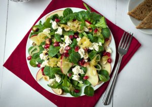 Ein toller Genuss in der kalten Jahreszeit: Feldsalat mit karamellisierten Zwiebeln, Granatapfel & Feta - süß und würzig zugleich.