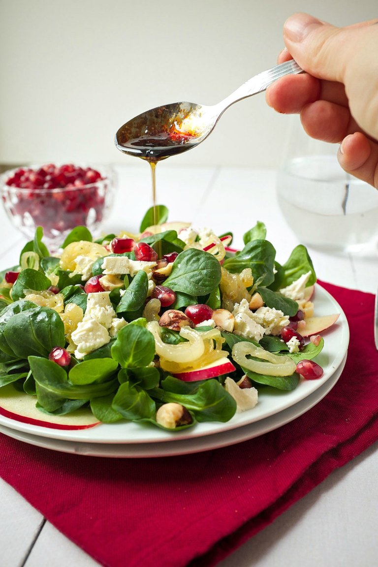 Feldsalat mit karamellisierten Zwiebeln, Granatapfel, Feta &amp; Apfel ...