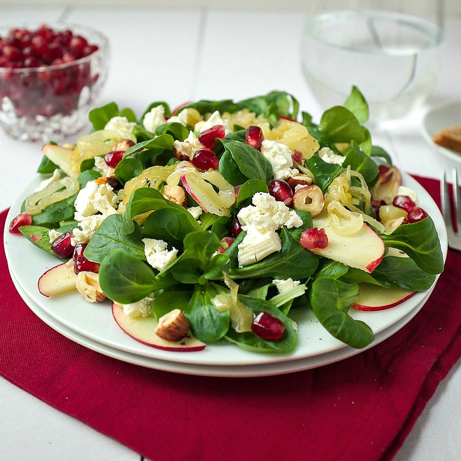 Ein toller Genuss in der kalten Jahreszeit: Feldsalat mit karamellisierten Zwiebeln, Granatapfel & Feta - süß und würzig zugleich.