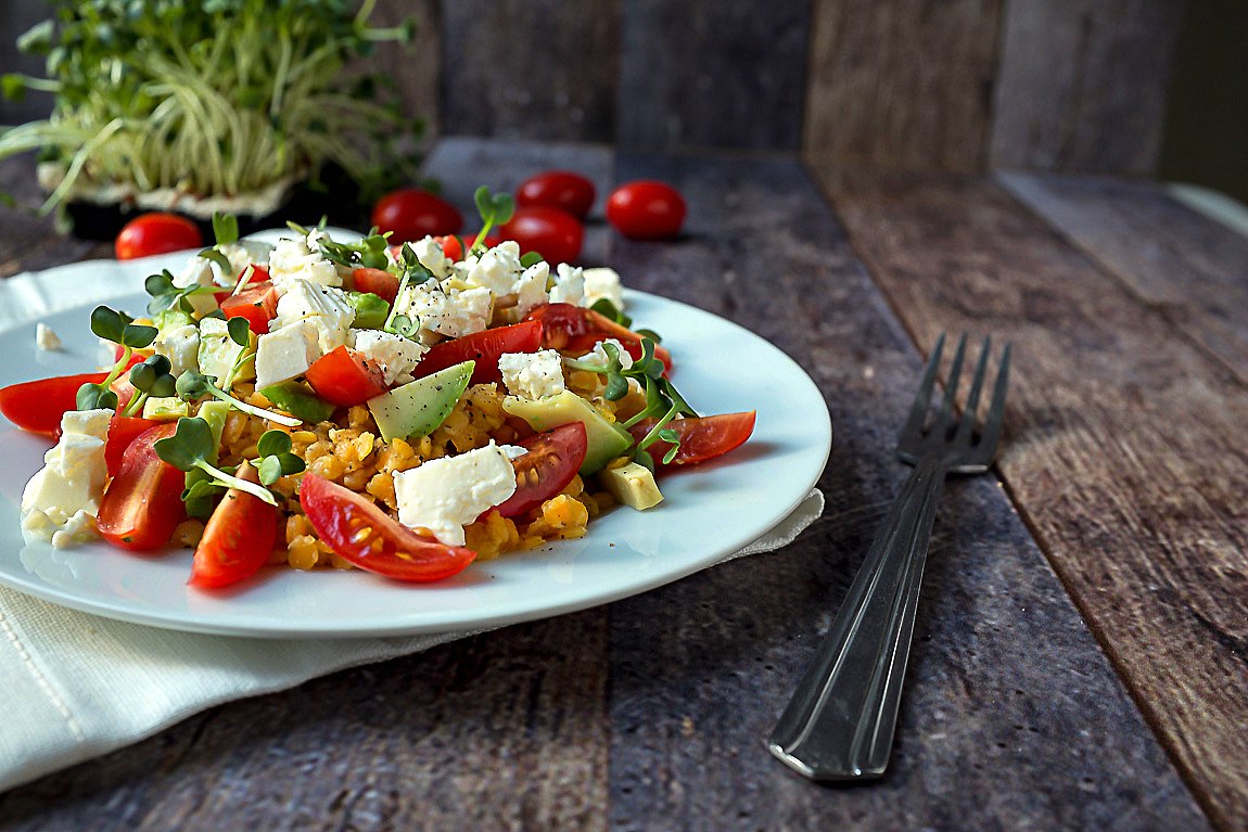 Dieser 20 Minuten Linsen-Avocado Salat mit Feta und Tomaten ist im Nu fertig und steckt voller toller Aromen. Ein tolles schnelles Abendessen oder Essen im Büro.