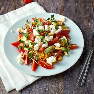 Dieser 20 Minuten Linsen-Avocado Salat mit Feta und Tomaten ist im Nu fertig und steckt voller toller Aromen. Ein tolles schnelles Abendessen oder Essen im Büro.