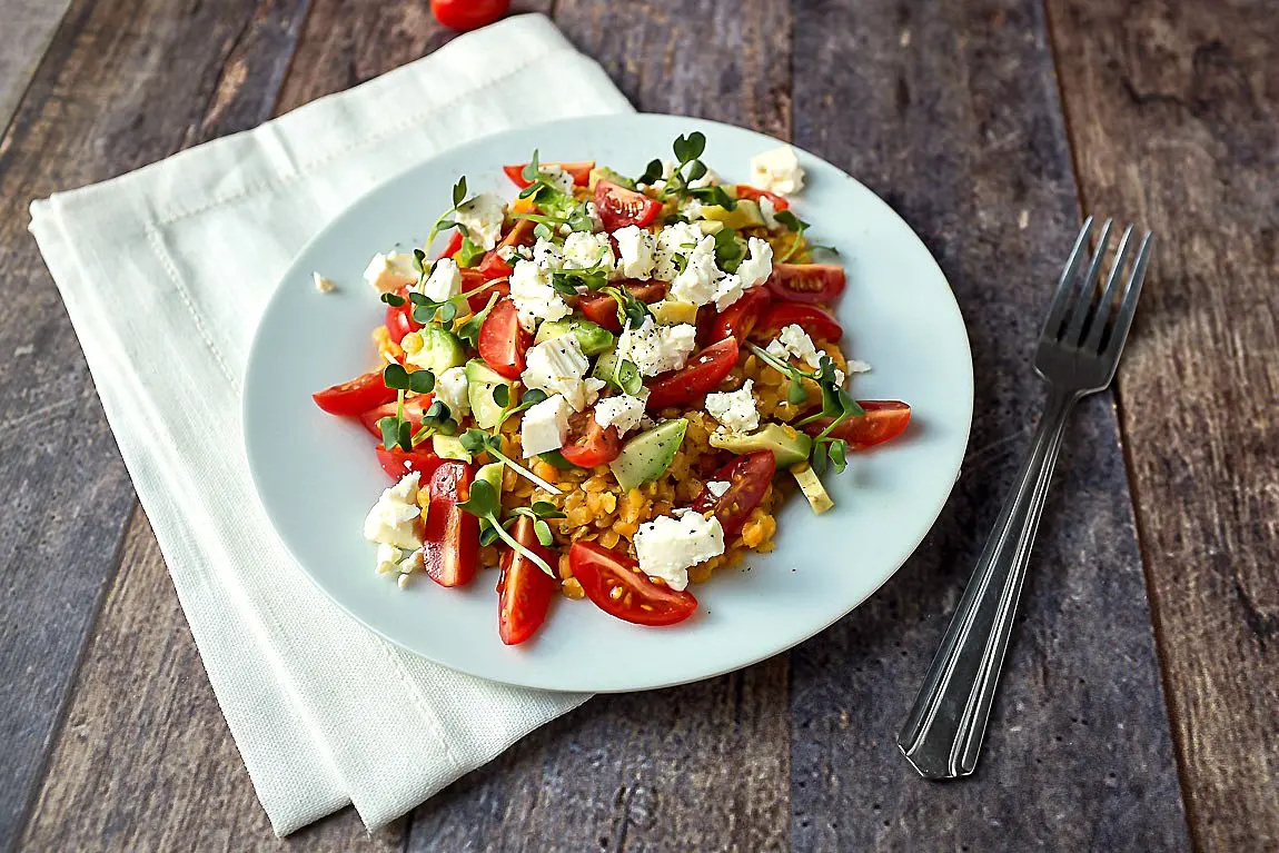 Dieser 20 Minuten Linsen-Avocado Salat mit Feta und Tomaten ist im Nu fertig und steckt voller toller Aromen. Ein tolles schnelles Abendessen oder Essen im Büro.