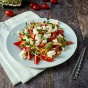 Dieser 20 Minuten Linsen-Avocado Salat mit Feta und Tomaten ist im Nu fertig und steckt voller toller Aromen. Ein tolles schnelles Abendessen oder Essen im Büro.
