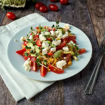 Dieser 20 Minuten Linsen-Avocado Salat mit Feta und Tomaten ist im Nu fertig und steckt voller toller Aromen. Ein tolles schnelles Abendessen oder Essen im Büro.