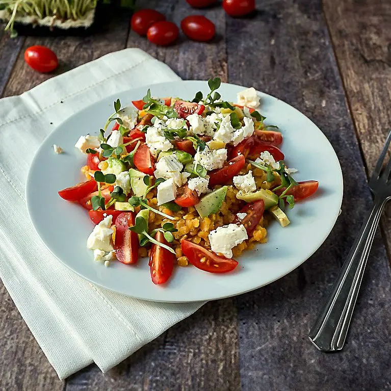 Dieser 20 Minuten Linsen-Avocado Salat mit Feta und Tomaten ist im Nu fertig und steckt voller toller Aromen. Ein tolles schnelles Abendessen oder Essen im Büro.