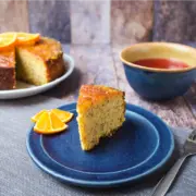 Dieser Mandarinen-Mandel-Kuchen zerschmilzt auf der Zunge. Die Zubereitung ist ganz easy und er ist sogar glutenfrei.