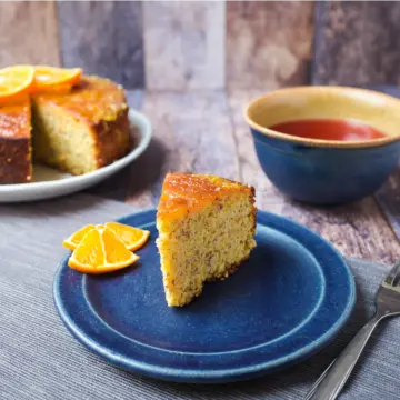Dieser Mandarinen-Mandel-Kuchen zerschmilzt auf der Zunge. Die Zubereitung ist ganz easy und er ist sogar glutenfrei.
