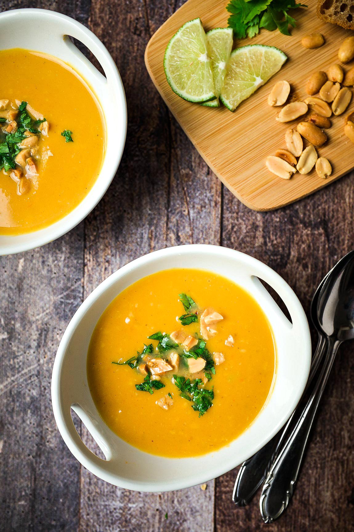 Diese Süßkartoffel-Kokos-Suppe mit Erdnüssen ist schnell zusammengerührt und schmeckt sooo gut.