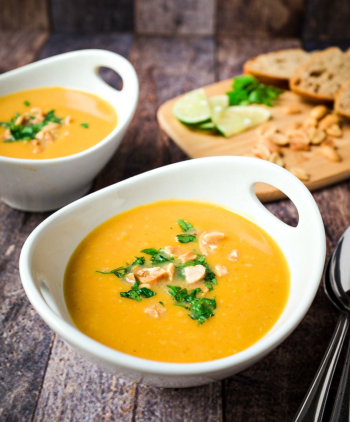 Diese Süßkartoffel-Kokos-Suppe mit Erdnüssen ist schnell zusammengerührt und schmeckt sooo gut.