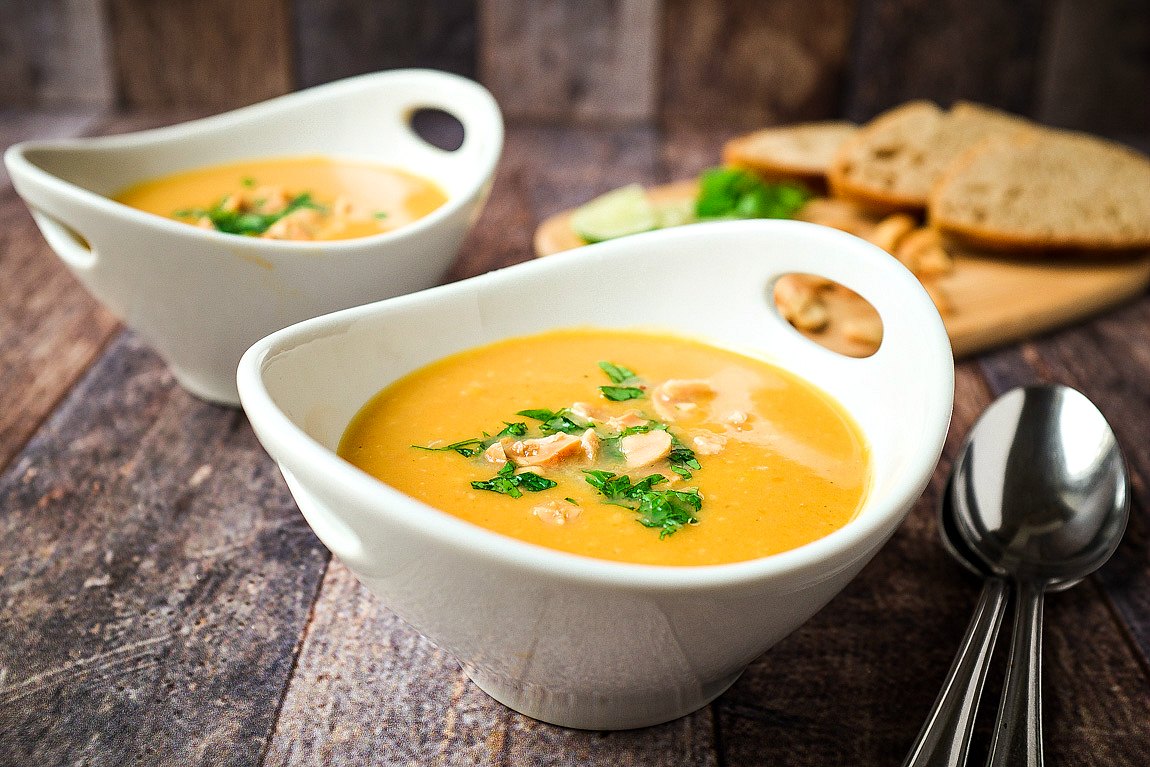 Diese Süßkartoffel-Kokos-Suppe mit Erdnüssen ist schnell zusammengerührt und schmeckt sooo gut.