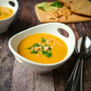 Diese Süßkartoffel-Kokos-Suppe mit Erdnüssen ist schnell zusammengerührt und schmeckt sooo gut.