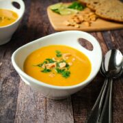 Diese Süßkartoffel-Kokos-Suppe mit Erdnüssen ist schnell zusammengerührt und schmeckt sooo gut.