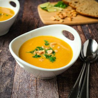 Diese Süßkartoffel-Kokos-Suppe mit Erdnüssen ist schnell zusammengerührt und schmeckt sooo gut.