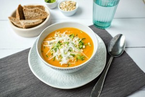 Karotten-Orangen-Suppe mit Schmand, Cashewnüssen und Schnittlauch ist eine leckere Wintersuppe, einfach zubereitet und auch noch Low Carb. Schlemmen ohne Reue.