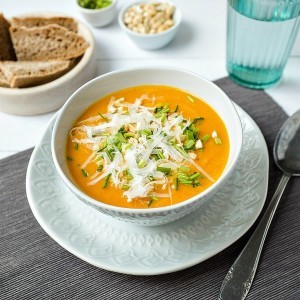 Karotten-Orangen-Suppe mit Schmand, Cashewnüssen und Schnittlauch ist eine leckere Wintersuppe, einfach zubereitet und auch noch Low Carb. Schlemmen ohne Reue.