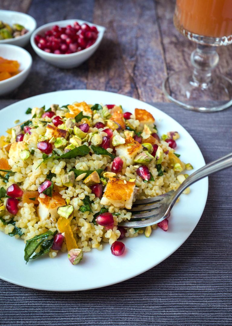 Orientalischer Bulgursalat mit gebratenem Halloumi - Schnelle ...
