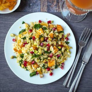 Orientalischer Bulgursalat mit Halloumi, Aprikosen, Pistazien und Granatapfelkernen ist ein Geschmackserlebnis und in nur 30 Minuten auf dem Tisch. Probiert es aus.