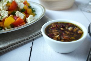 Dieser Paprika-Salat mit Tomate, Gurke und Feta ist ein Geschmackswunderwerk und in 20 Minuten auf dem Tisch.