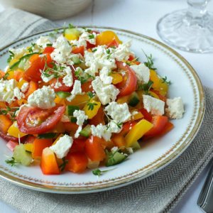 Dieser Paprika-Salat mit Tomate, Gurke und Feta ist ein Geschmackswunderwerk und in 20 Minuten auf dem Tisch.
