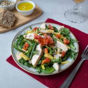 Oh wie lecker - ein fruchtiger Salat mit gegrillter Putenbrust. Ein Salat-Träumchen!